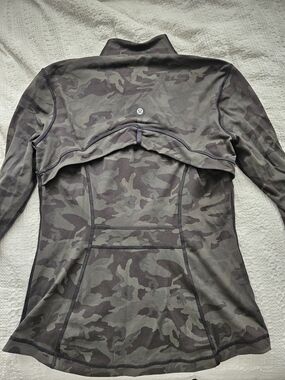 lululemon athletica Women's Camo Jacket in Olive/Charcoal
